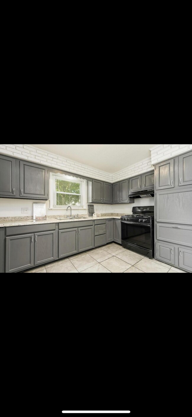 Building Photo - 1246 E 22nd Ave