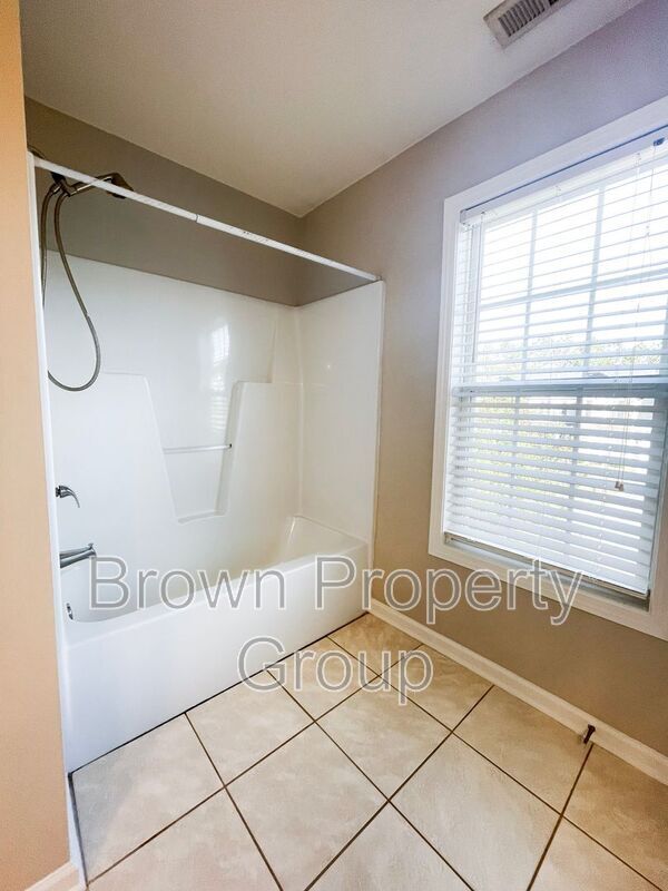 Building Photo - 370 Fairfield Cir