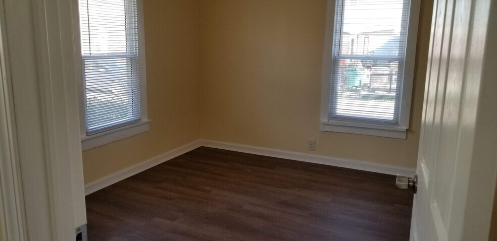 Building Photo - 219 W Adams Ave