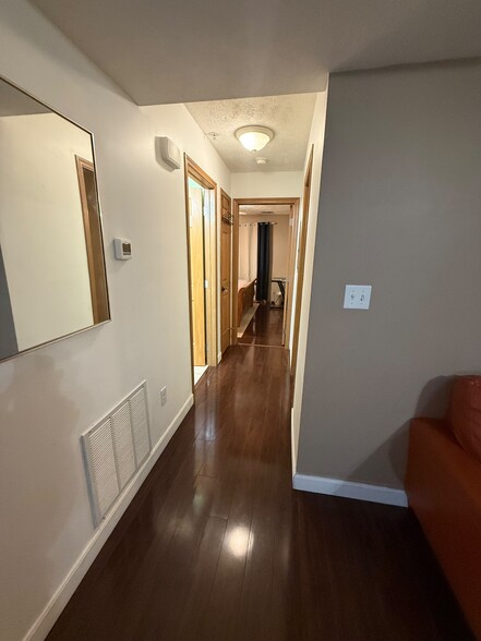 Building Photo - 421 Creekside Dr