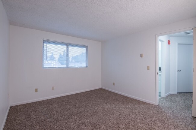 Building Photo - Updated 3 bedroom 1.5 bathroom duplex!