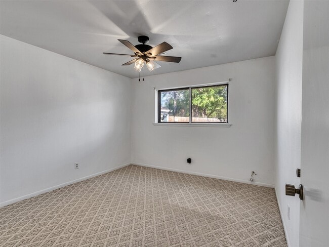 Building Photo - 418 Oakhill Dr