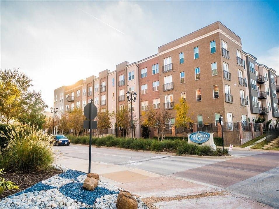 Building Photo - 305 River Fern Ave