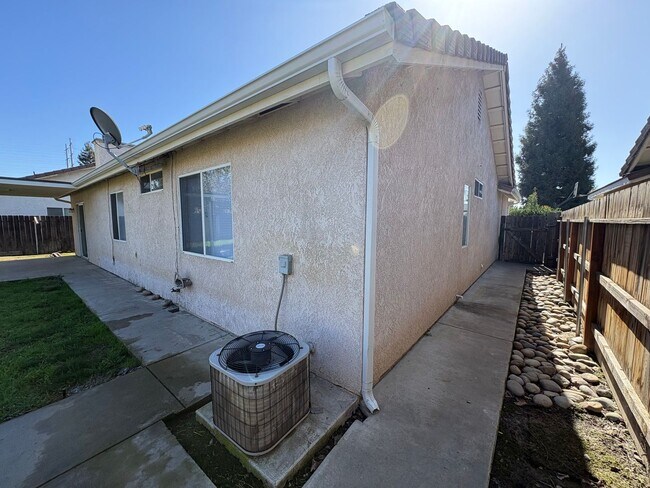 Building Photo - SE Visalia home Rent Ready!