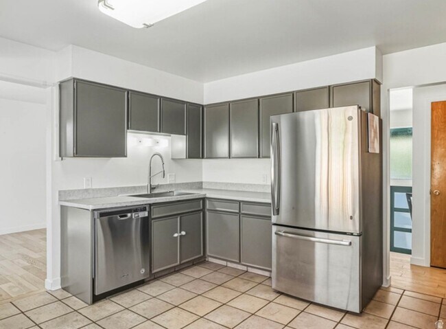 Building Photo - 2036 Highland View Cir