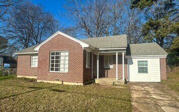 Building Photo - 4 Bedroom 2 Bathroom House for Rent