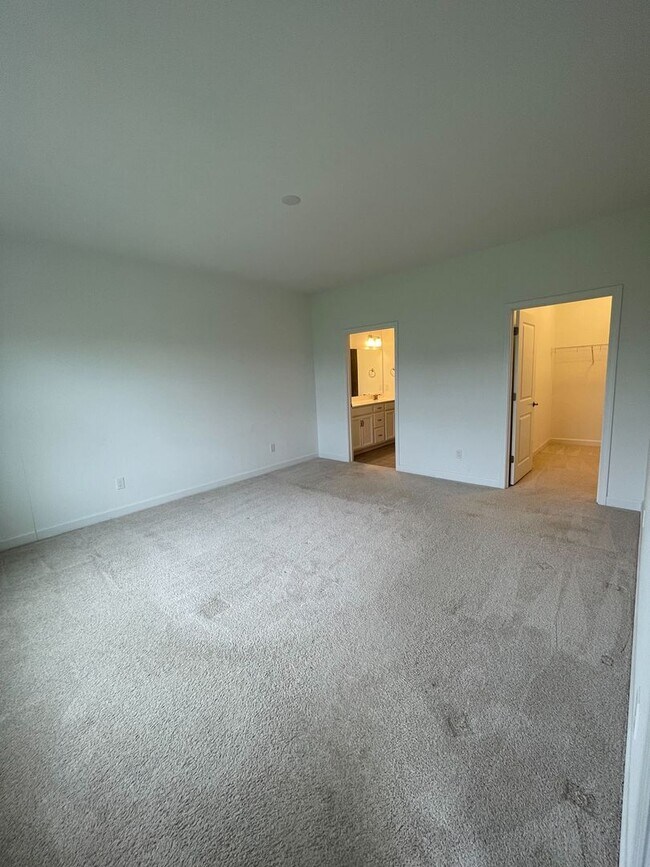 Building Photo - Spacious Home in Westhill Community