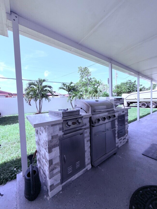 Building Photo - 9235 SW 41st St