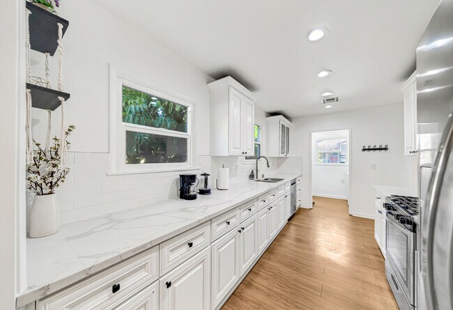 Building Photo - 7700 Oakdale Ave