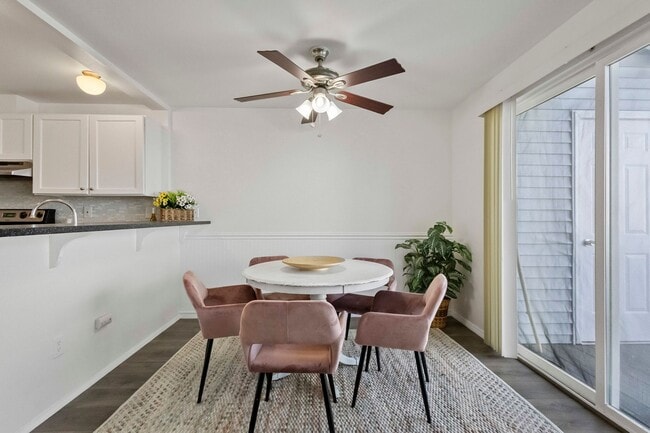 Building Photo - 3BR/2.5BA Townhouse in Courtyard Condos