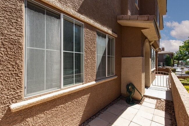 Building Photo - NW townhome with 2 car garage in gated community.
