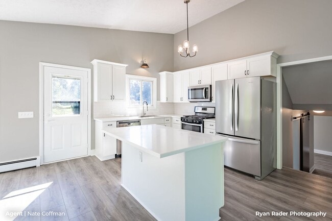 Building Photo - Downtown Rockford Single Family Home on White Pine Trail