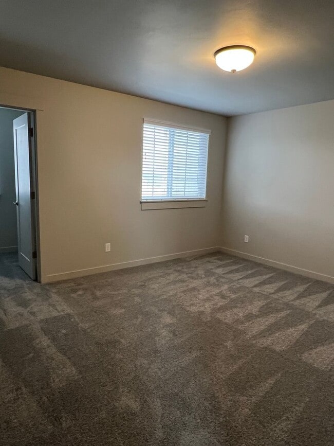 Building Photo - 3 Bedroom Townhome Dry Canyon Community