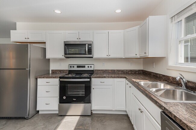Building Photo - Newly Built 3-bedroom 2 bath Duplex $2200/...