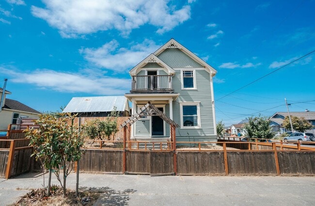 Building Photo - Charming 3-Bedroom Victorian Home in the H...
