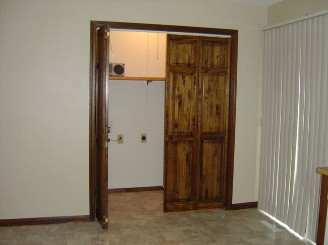 Building Photo - 3526 S Farm Rd 135