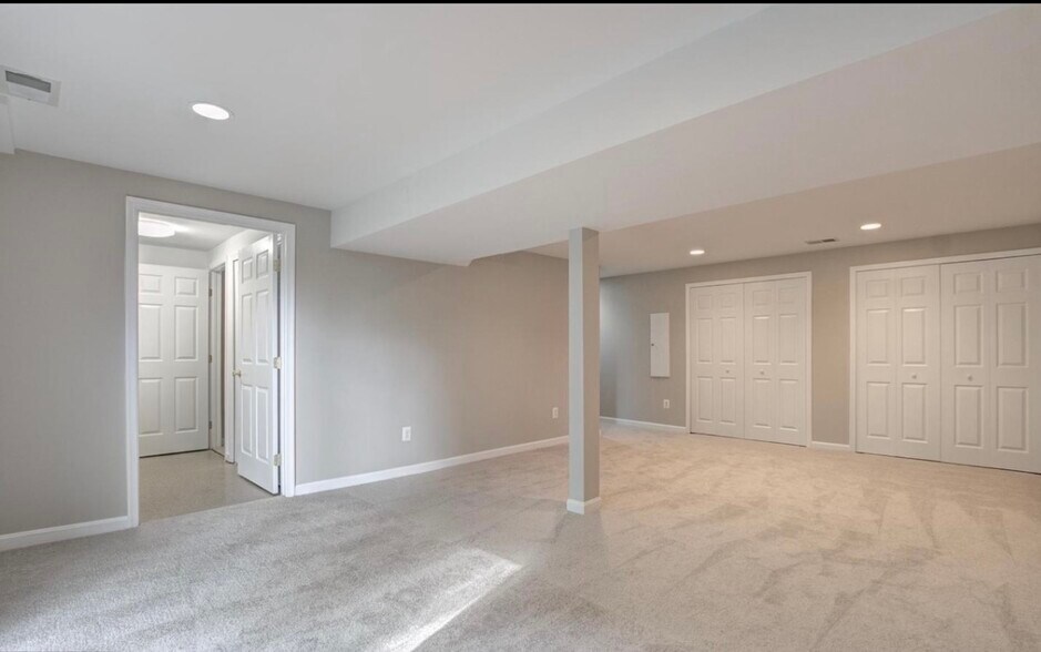 Building Photo - 9374 Tartan View Dr