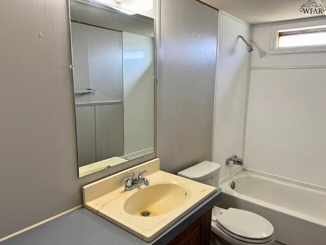 Building Photo - 314 W 6th St