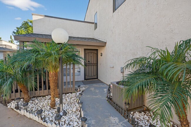 Building Photo - 3 Bedroom Townhome: Prime Location with Pool, Clubhouse and More!