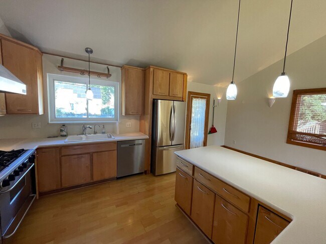 Building Photo - Split Level Home near Willow Lawn