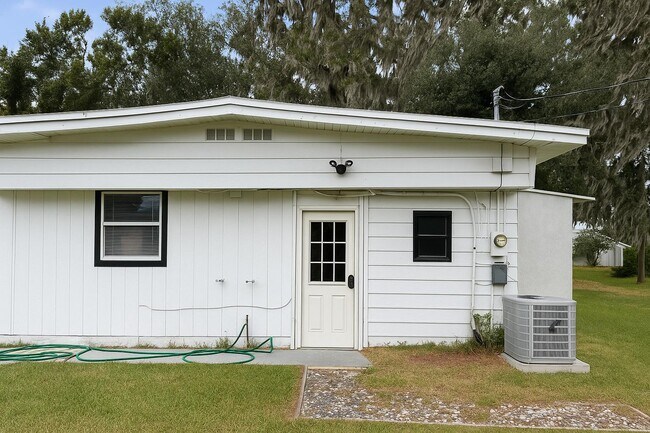 Building Photo - 6208 Pinewood Village Cir W