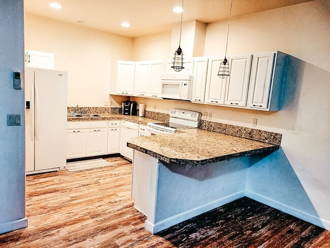 Building Photo - Beautiful Townhome in Kennewick