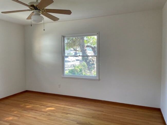 Building Photo - 3 bdr 2 bath Home on Huge lot.