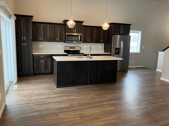 Building Photo - 4 Bed 2.5 Bath Single Family Home