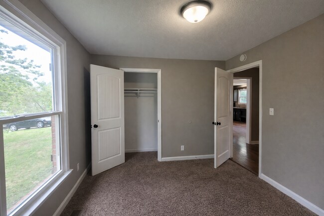 Building Photo - $1500 3 Bedroom 2 Bath Modern Brick Home!