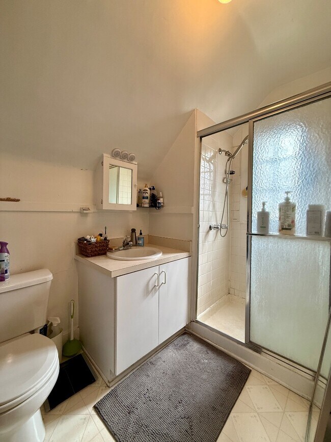 Building Photo - Cozy studio apartment!