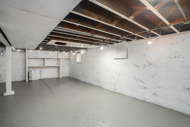 Building Photo - 1518 SE Poplar Ave