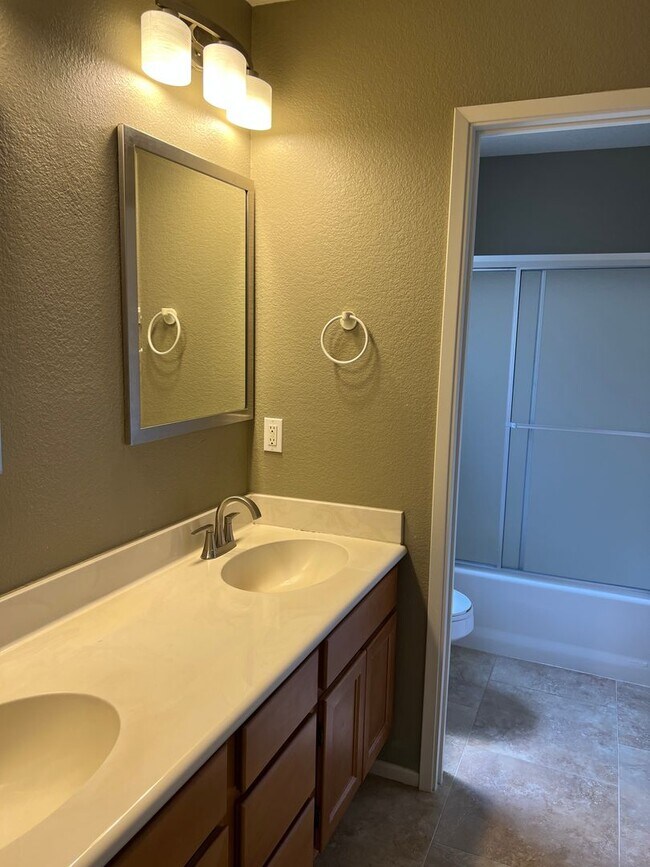 Building Photo - Elegant 3-Bedroom Home in Gated Vista Comm...