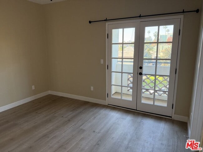 Building Photo - 156 S Oak Knoll Ave