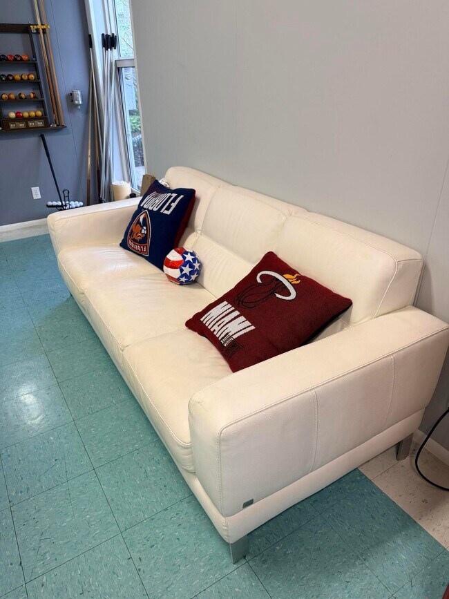 Building Photo - 1000 NE 14th Ave