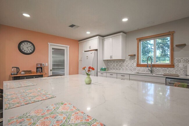 Building Photo - Full Furnished, Cozy Country Cottage Avail...