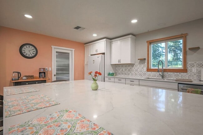 Building Photo - Full Furnished, Cozy Country Cottage Available for short term rental