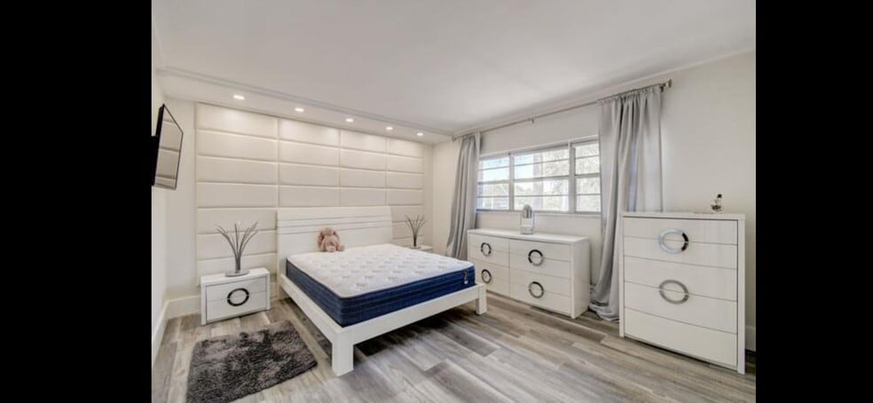 Building Photo - 100 Royal Palm Way