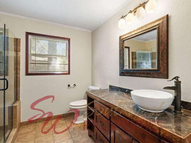 Building Photo - Spacious 4 Bed, 3 Bath Home - Perfect for Family or Student Living!