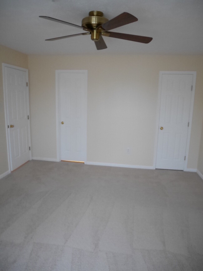 Building Photo - 2 Bedroom Condominium Located in Stonegate...