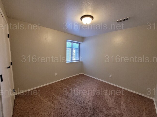 Building Photo - $1575 - 4 bedroom/ 2 bathroom - Gorgeous n...