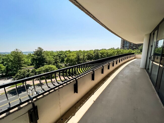 Building Photo - Fantastic 3 Bedroom 3 Bathroom Condo With ...