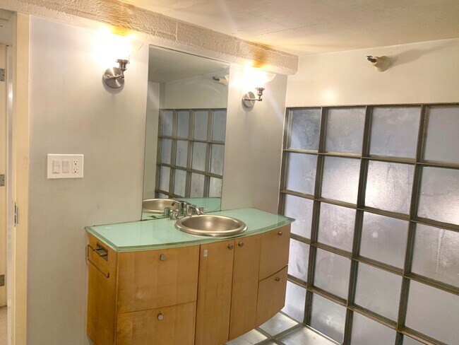 Building Photo - STUNNING LARGE CORNER LIVE/WORK 1 BED+ DEN...