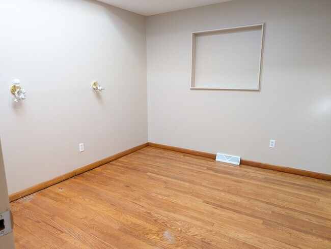 Building Photo - AVAILABLE NOW! Spacious 3 Bed / 2.5 Bath Home in Washington Twp with Basement!