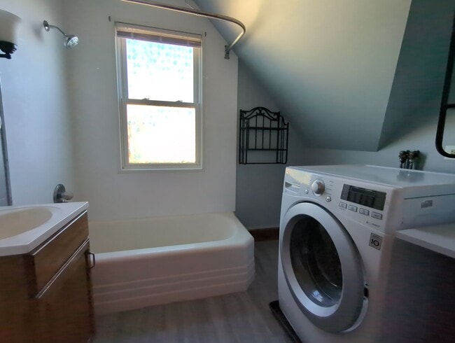 Building Photo - 402 Hevey St