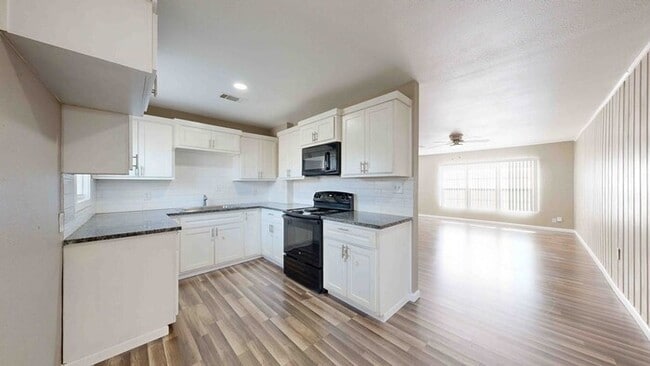 Building Photo - 3 bed 2 bath home with a carport in backyard