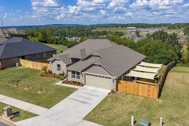 Building Photo - Modern Living: Spacious 5 Bed, 2 Bath Home...