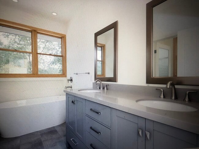 Building Photo - 540 S Cloverdale Blvd