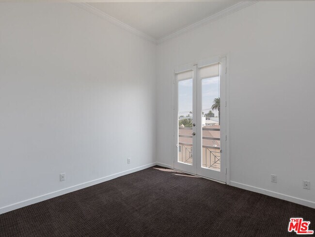 Building Photo - 230 S Hamilton Dr