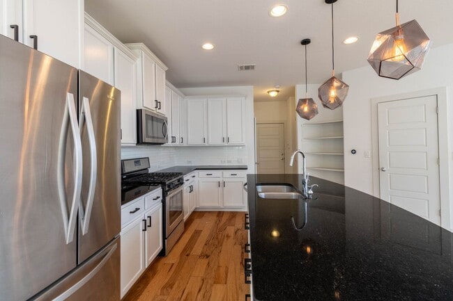 Building Photo - Amazing and peaceful 3/2.5 home in Austin!
