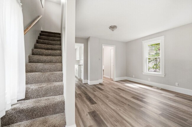 Building Photo - Newly Renovated 2 Bedroom Single Family Home
